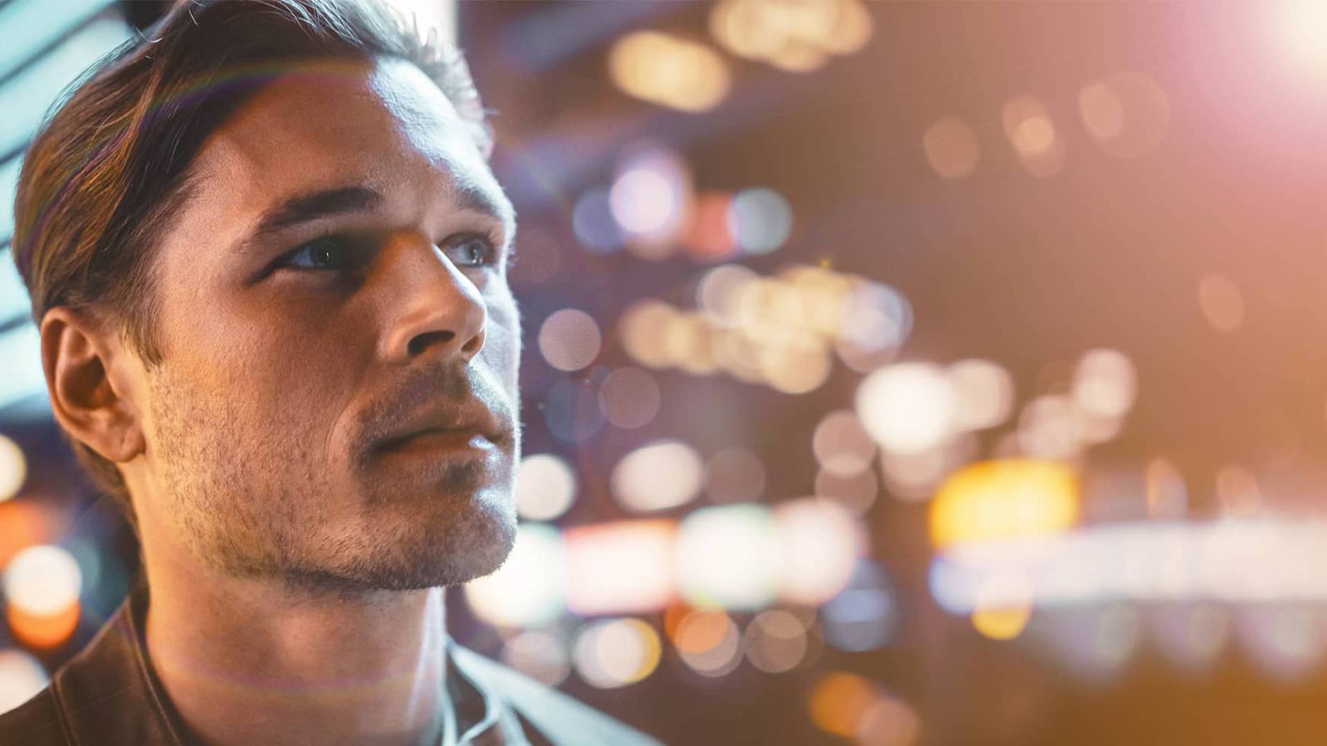 Homme Halo regard ville