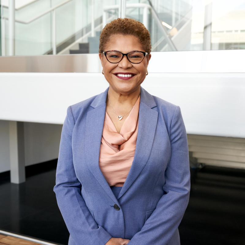 La maire de Los Angeles, Karen Bass, éclaire sa ville en Fonroche Lighting