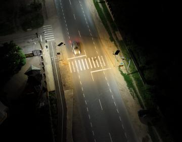 Schnelle Installation einer Solarstraßenlaterne an einem Fußgängerüberweg