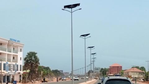 éclairage public solaire Gambie