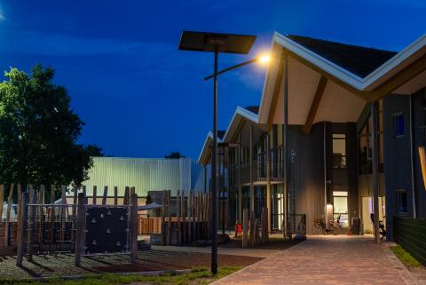 Het kindercentrum van Oirschot zorgt voor een veilige parkeerplaats dankzij verlichting op zonne-energie