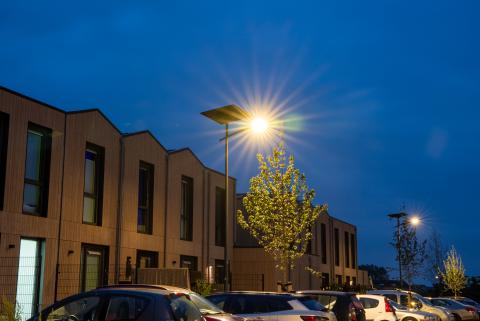 verlichting op zonne-energie op een parkeerterrein om de veiligheid van de voetgangers te waarborgen