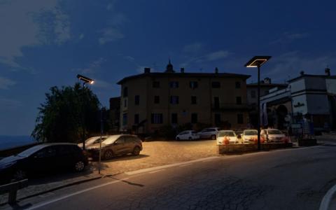Design épuré du lampadaire solaire Helia pour l'espace public