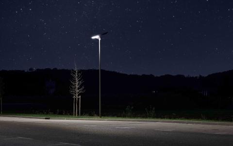 Helia, eine autarke Solarstraßenlaterne, die in einer Gemeinde installiert wurde, um die Kosten für die Straßenbeleuchtung zu senken