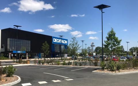 Les lampadaires publics solaires Fonroche éclairent le parking du Decathlon Bègles.