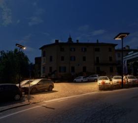 Design épuré du lampadaire solaire Helia pour l'espace public