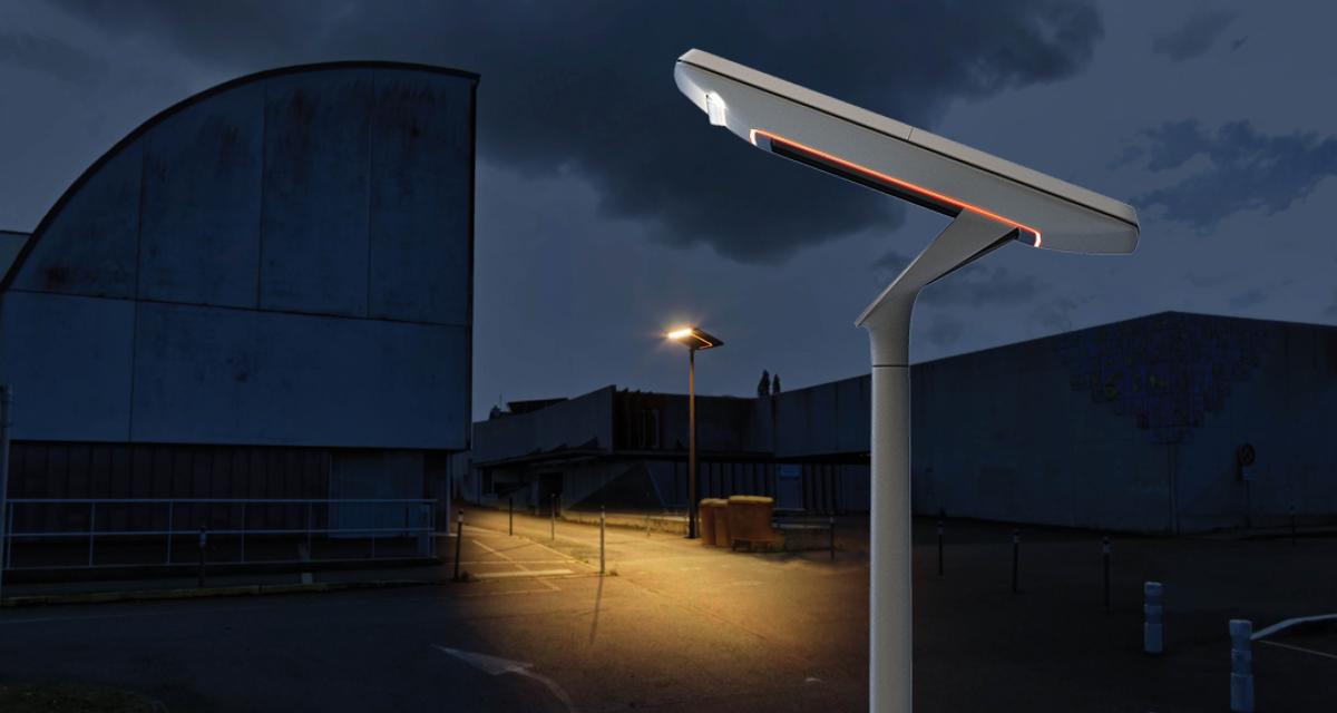 Lampadaire solaire Helia de Fonroche Lighting installé dans un espace industriel