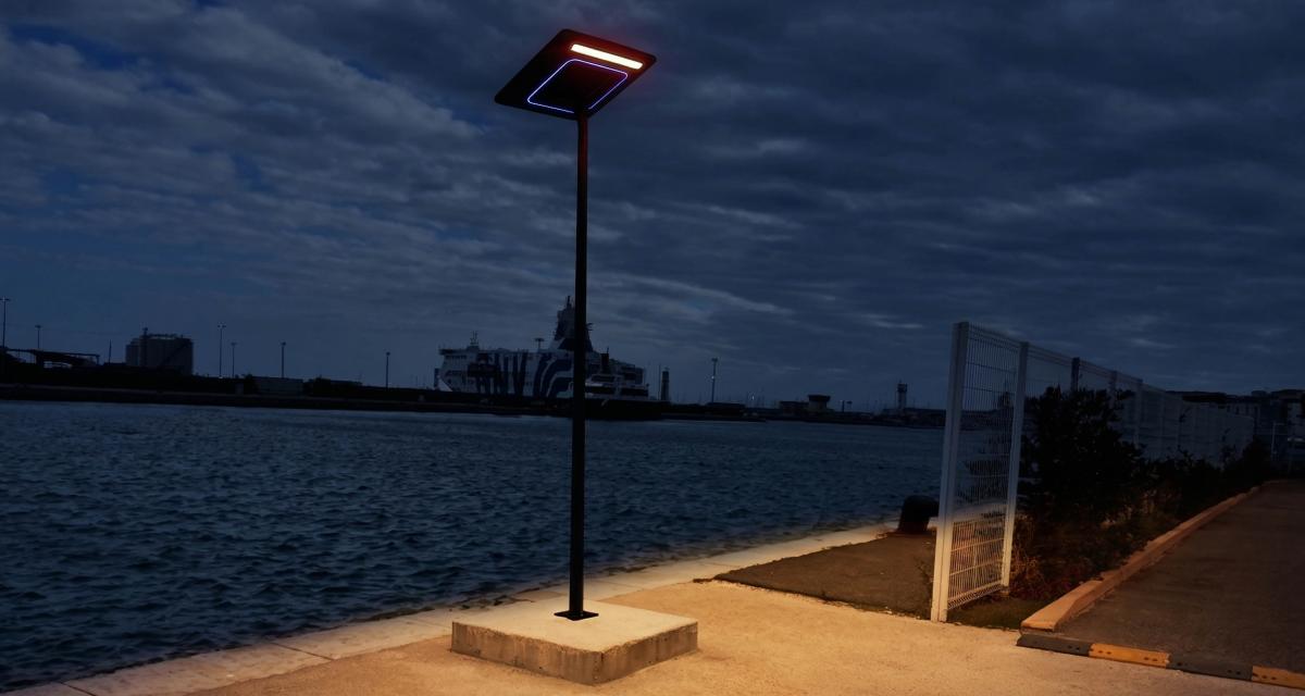 Signature lumineuse créée avec Helia dans un espace urbain contemporain