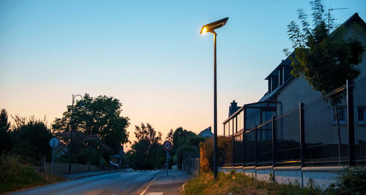 Le lampadaire solaire Helia éclaire St Onen la Chapelle