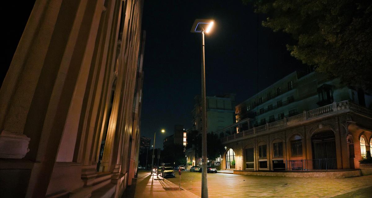 le lampadaire solaire Helia éclaire les rues de Los Angeles