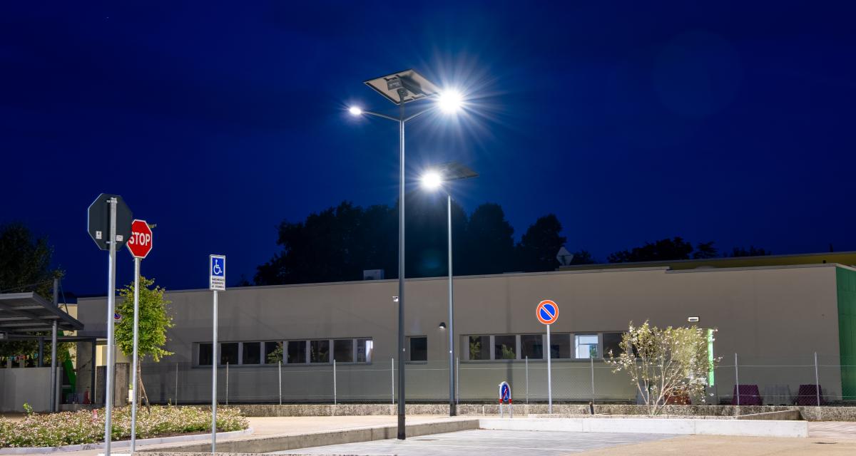 illuminazione solare del parcheggio per garantire la sicurezza degli spostamenti
