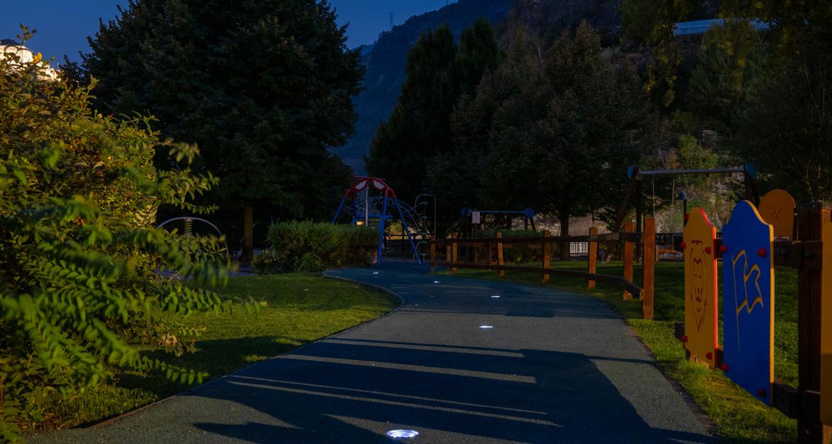 Illuminazione Fonroche Lighting sul pavimento dell'area giochi per garantire la sicurezza dei bambini