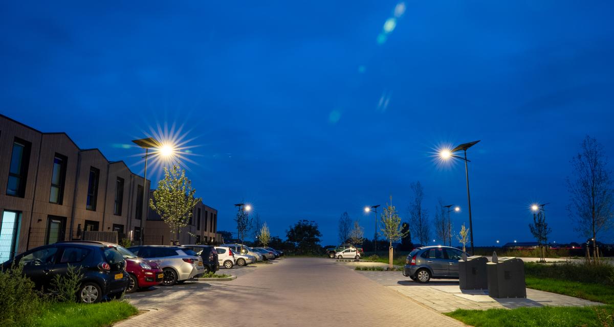 de Fonroche Lighting-verlichting op zonne-energie voor een parkeerterrein