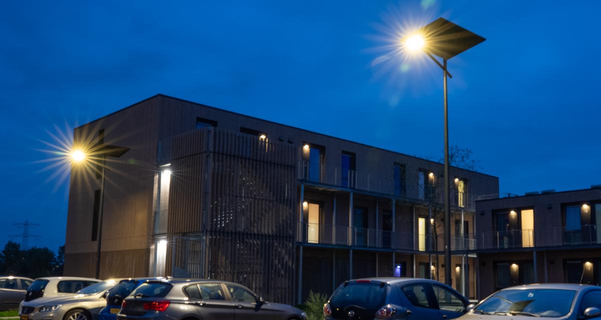 De verlichting op zonne-energie die in twee dagen in Oss is geïnstalleerd
